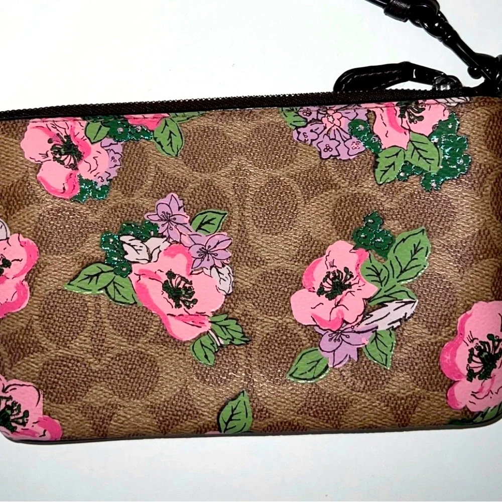 Coach corner zip